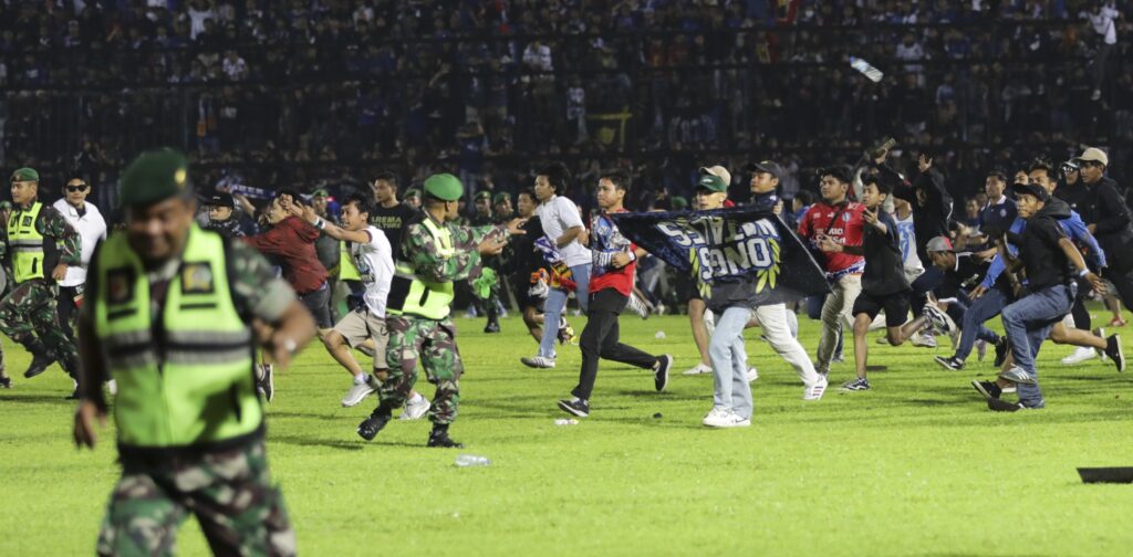 Banyak anak-anak mati di antara drama sepak bola Indonesia