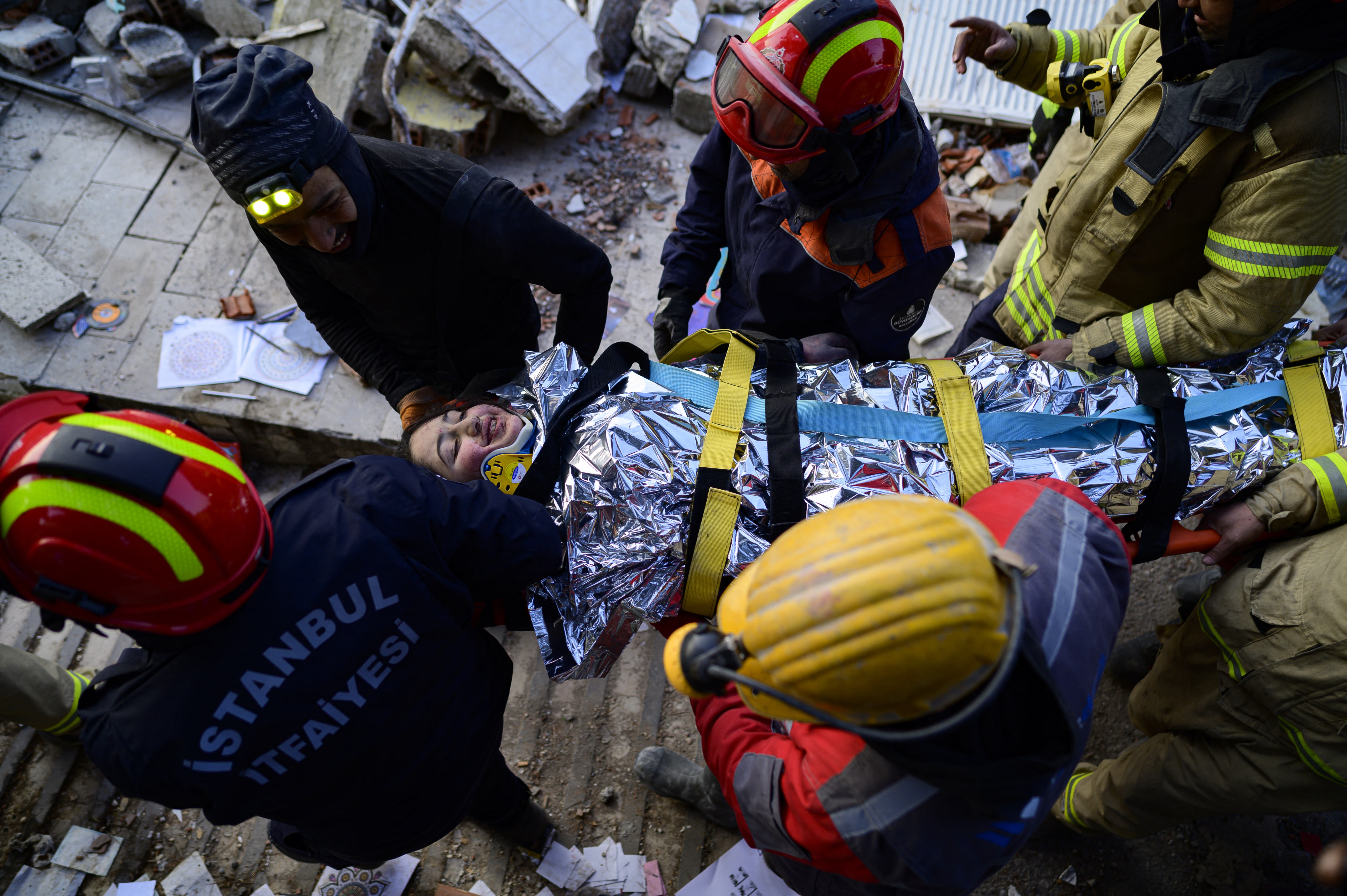 Reddingswerkers halen Cudi (10)zes dagen na de aardbeving levend onder het puin vandaan.