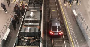 De bestuurster van een BMW is per ongeluk op het spoor in een tramtunnel in Brussel beland.