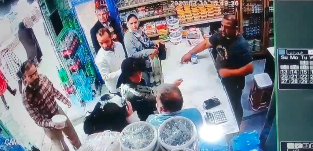 In Iran zijn twee vrouwen door een man besmeurd met yoghurt en vervolgens opgepakt omdat ze geen hoofddoek droegen.