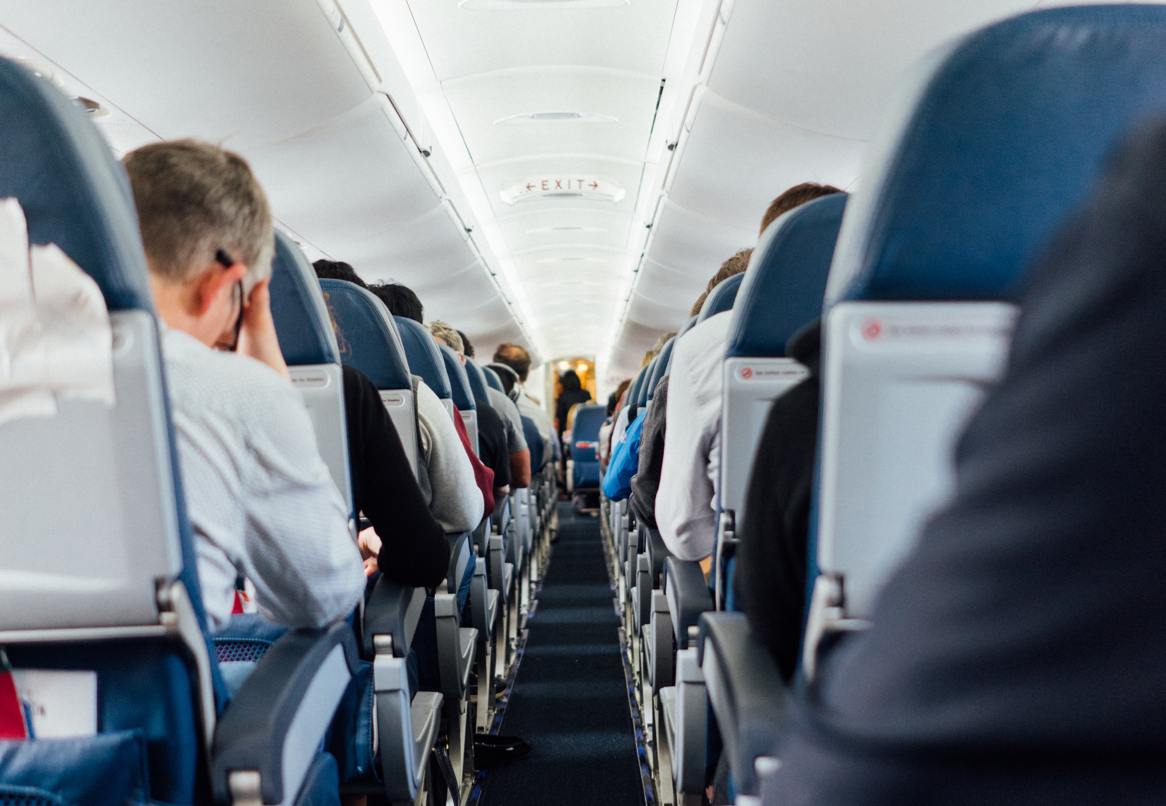 vliegtuig stoel vrouw truc trucje vliegtuigstoel diarree