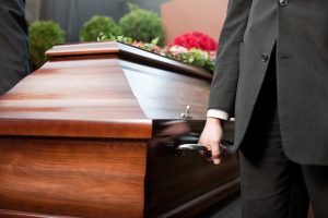 Een lugubere bekentenis in een Amerikaanse strafzaak: begrafenisondernemer Randy Lankford heeft toegegeven dat hij tientallen lichamen maandenlang ongekoeld bewaard heeft.