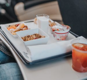 vliegtuig eten drinken vliegtuigpersoneel