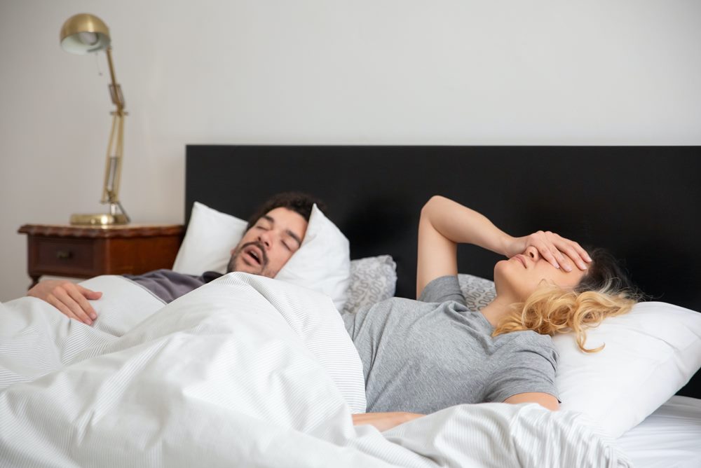 dilemma-snurkende-man Snurkers hebben minder behoefte aan seks, waarschijnlijk hierom snurken
