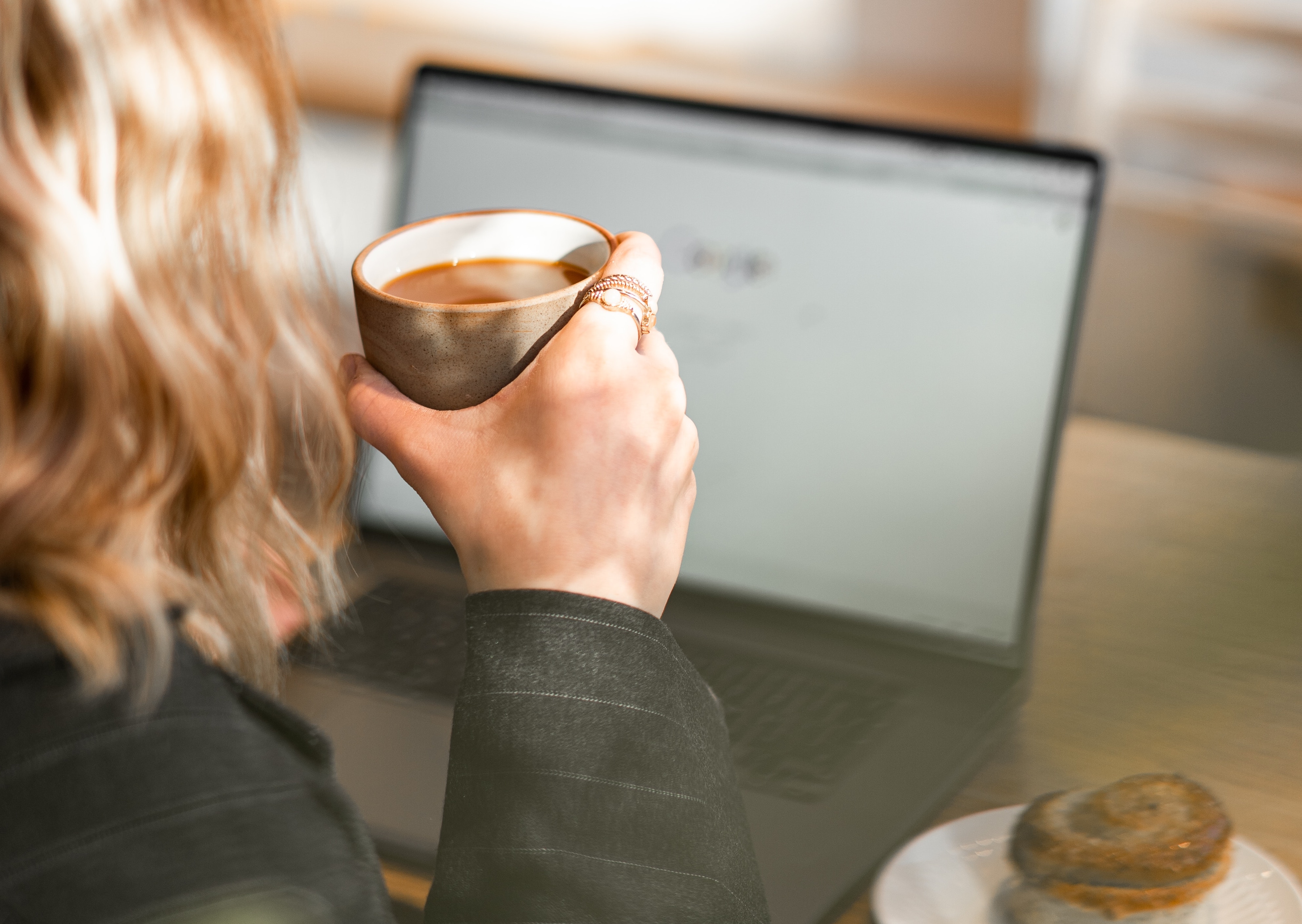 vrouw met laptop en koffie reacties metro