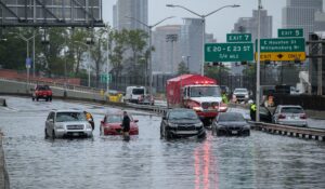 zware regenval New York, overstromingen, noodweer, noodtoestand