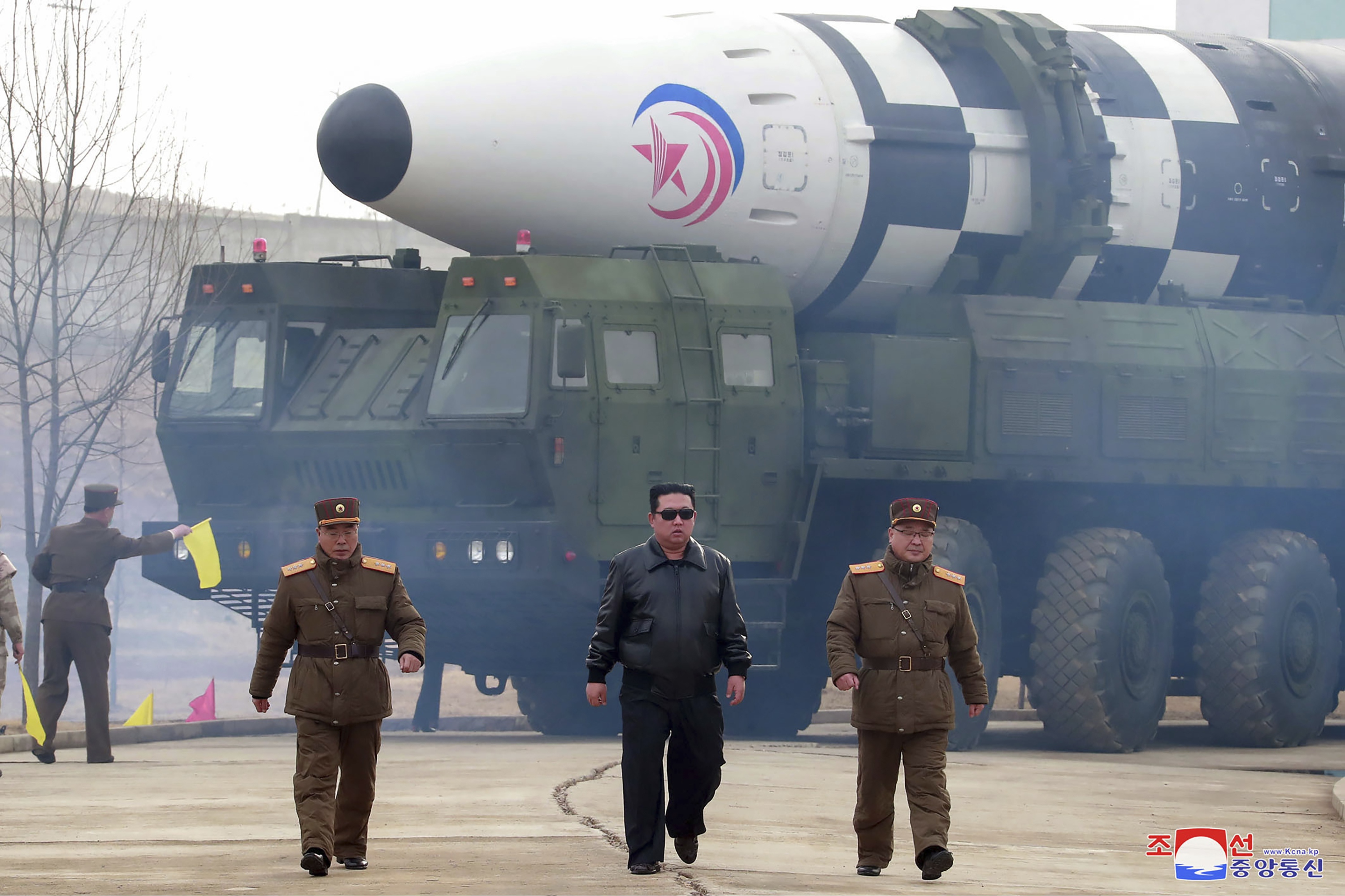 Noord-Korea. Kim Jong Un bij wat volgens de Noord-Koreaanse regering de Hwasong-17 raket is.