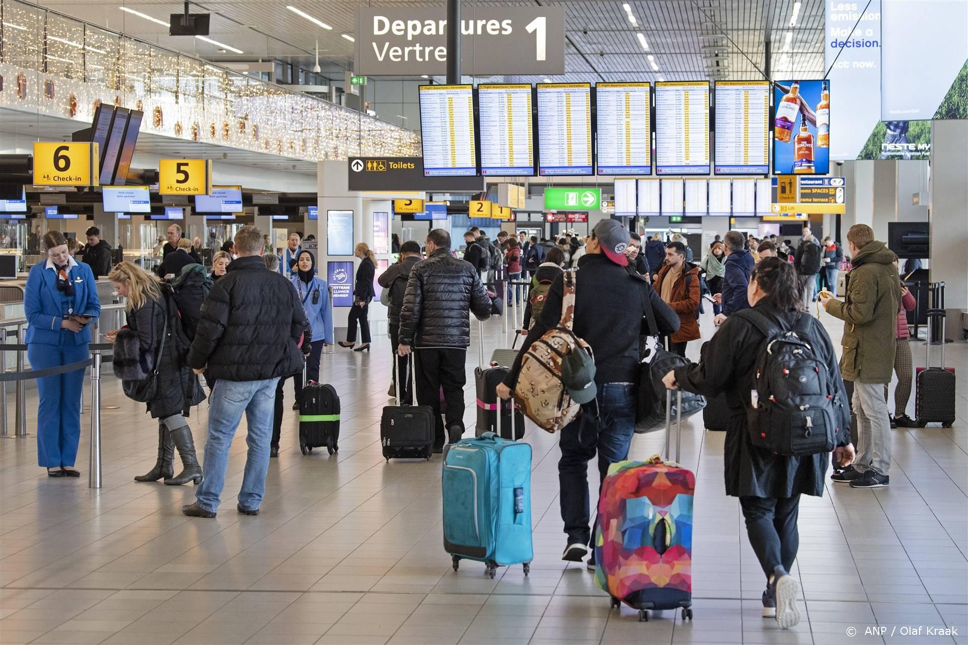 2023-01-18 10:58:29 SCHIPHOL - Reizigers op Schiphol. De luchthaven maakt bekend of er in het zomerseizoen nog steeds een beperking zal gelden voor het aantal reizigers dat van de luchthaven mag vertrekken. ANP OLAF KRAAK