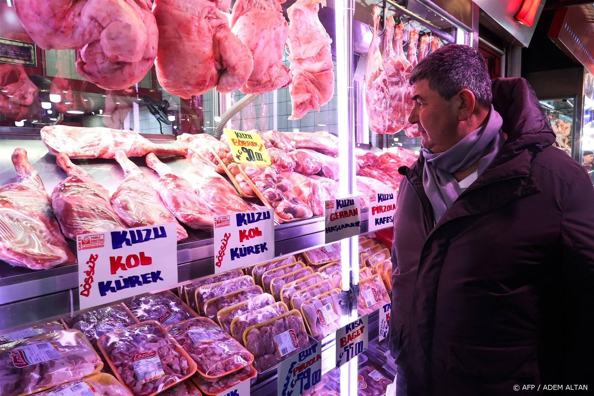 2023-01-27 12:15:47 A man looks at high meat prices at a butcher in the historic Ulus district in Ankara on January 27, 2023. 
Adem ALTAN / AFP