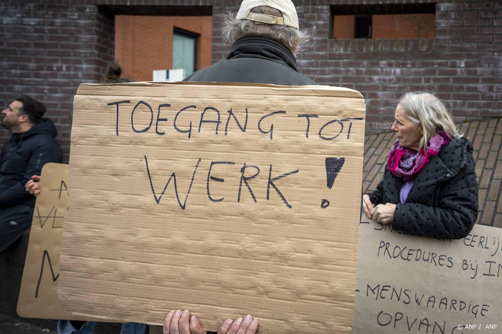 ZWOLLE - Asielzoekers uit crisis-noodopvanglocaties (CNO’s) voeren actie bij het IND-kantoor. Zij vragen om snelle en eerlijke procedures bij de IND, recht op werk, een BSN-nummer en menswaardige opvang. De actie wordt ondersteund door MiGreat, een organisatie die opkomt voor vrijheid van bewegen en mensenrechten van migranten. ANP JILMER POSTMA