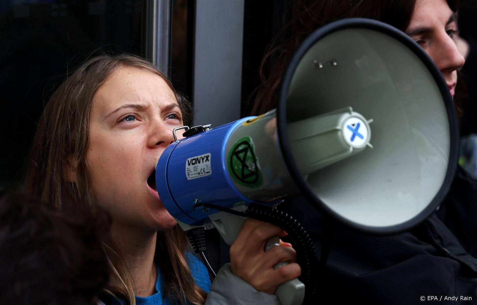 2023-10-19 10:26:51 epa10927096 Swedish climate activist Greta Thunberg shouts slogans through a megaphone as she takes part in a Fossil Free London protest outside JP Morgan and Barclays Headquarters at Canary Wharf in London, Britain, 19 October 2023. Climate activist Thunberg joined others during the climate change protest organized by the group Fossil Free London.  EPA/ANDY RAIN