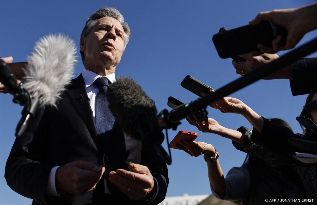 2023-11-02 18:09:40 US Secretary of State Antony Blinken talks to reporters prior to boarding his aircraft at Joint Base Andrews in Maryland, on his way to the Middle East and Asia on November 2, 2023. Blinken is on his second crisis trip to the Middle East as he renews support for Israel but also seeks subtly to encourage the US ally to limit civilian deaths that have outraged much of the world.
JONATHAN ERNST / POOL / AFP