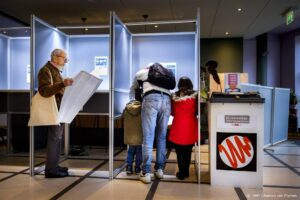 2023-11-22 14:47:55 AMSTERDAM - Kiezers brengen hun stem uit in een stembureau in het Planetarium Amsterdam in Zuidoost voor de Tweede Kamerverkiezingen. Ruim 13,3 miljoen kiesgerechtigden van 18 jaar en ouder mogen hun stem uitbrengen. ANP RAMON VAN FLYMEN