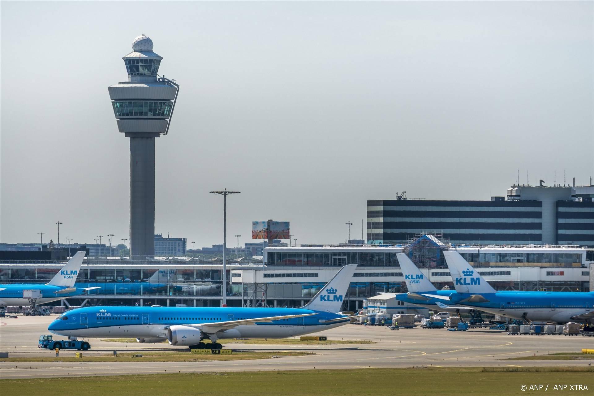 SCHIPHOL - Overzicht van de luchthaven met op de voorgrond parkeren op P3, langparkeren, op luchthaven Schiphol. ANP XTRA LEX VAN LIESHOUT