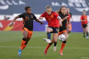 epa09125311 Spain's defender Irene Paredes (C) vies for the ball with Netherland's striker Lineth Beerensteyn (L) during the international friendly women's soccer match between Spain and the Netherlands held at Antonio Lorenzo Cuevas stadium, in Marbella, southern Spain, 09 April 2021.  EPA/Carlos Diaz