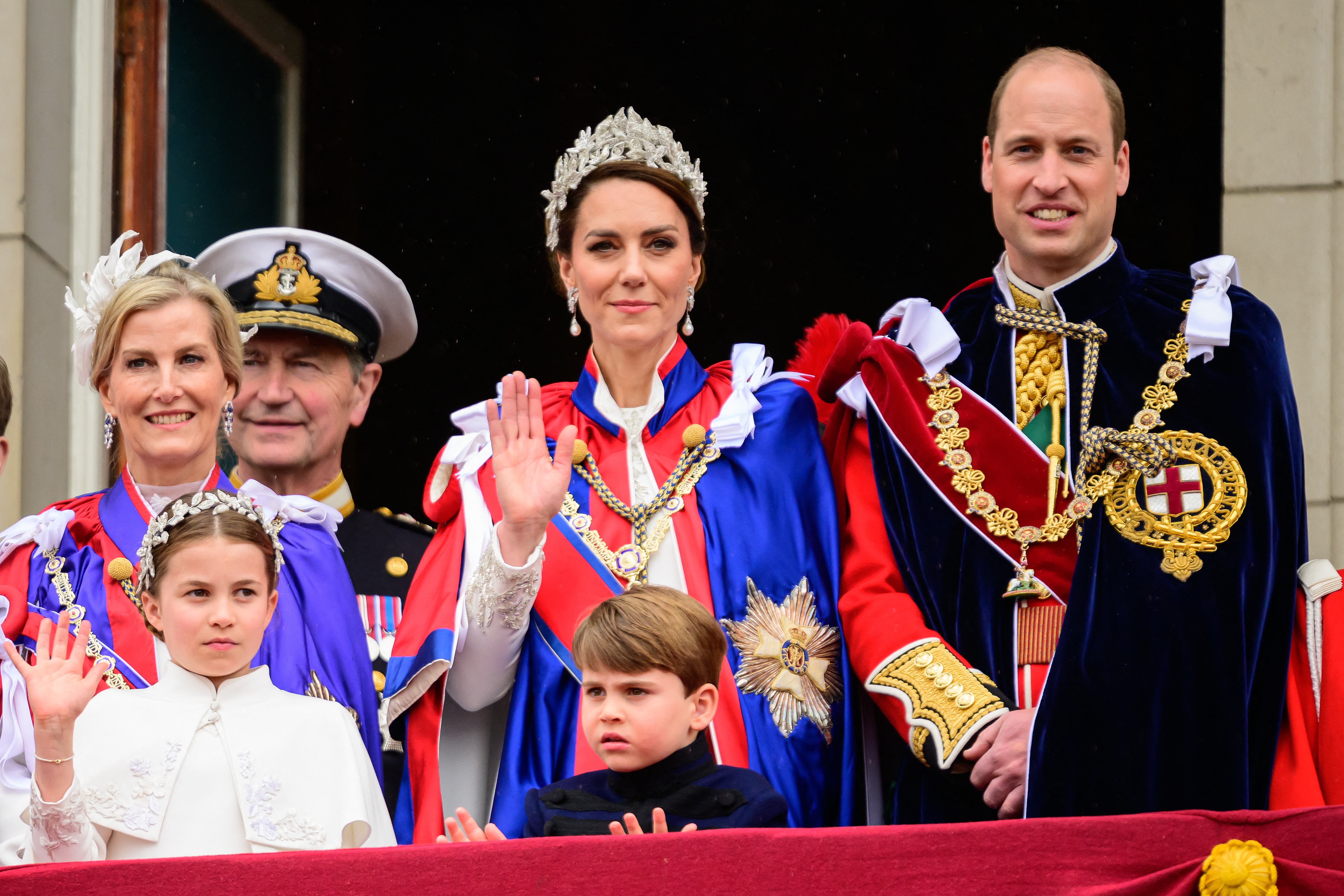 Photoshop-blunder of gewoon gekke houdingen? Britse koninklijke kerstkaart roept vragen op