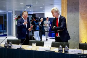 Pieter Omtzigt (L, NSC) en Geert Wilders (R, PVV) voorafgaand aan een bijeenkomst met lijsttrekkers in de Tweede Kamer. Het doel van de bijeenkomst is om een verkenner aan te wijzen met als taak gesprekken te voeren met de fracties en te onderzoeken welke coalitiemogelijkheden zij voor zich zien. ANP SEM VAN DER WAL