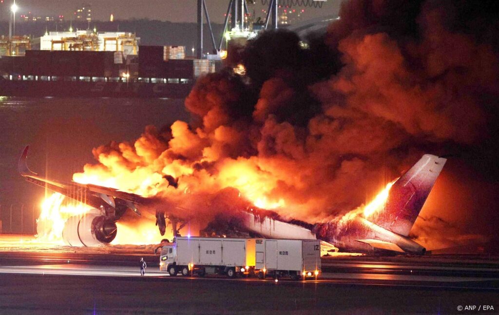 epaselect epa11053270 A Japan Airline (JAL) passenger plane bursts into flames on the tarmac at Haneda Airport in Tokyo, Japan, 02 January 2024, after its landing. The JAL airplane apparently collided with a Japan Coast Guard plane as it landed. All 379 people on the JAL plane, including 367 passengers and 12 crew members, have been safely evacuated, according to JAL. The coast guard plane carried six crew members, one escaped from the aircraft and the others were unaccounred for, the coast guard said.  EPA/JIJI PRESS JAPAN OUT EDITORIAL USE ONLY/