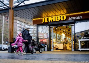 ARNHEM - Exterieur van een supermarkt van Jumbo. Jaarlijks wordt er voor meer dan 100 miljoen euro gestolen uit de supermarkten van Jumbo, meldt de supermarktketen bij de presentatie van zijn jaarresultaten. ANP SEM VAN DER WAL