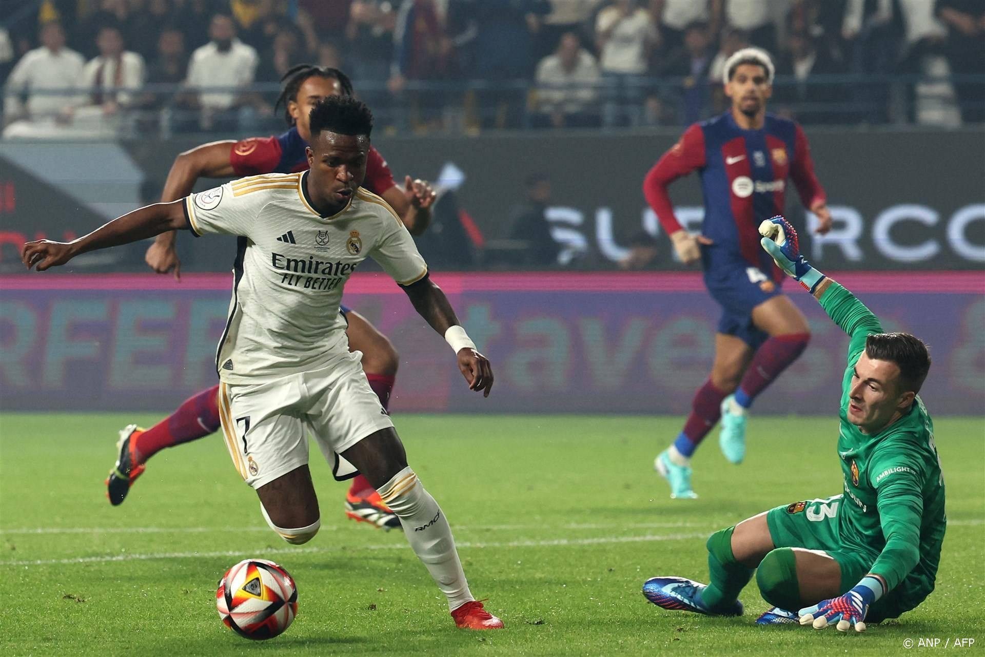 Real Madrid's Brazilian forward #07 Vinicius Junior runs with the ball before scoring his second goal during the Spanish Super Cup final football match between Real Madrid and Barcelona at the Al-Awwal Park Stadium in Riyadh, on January 14, 2024. 
Giuseppe CACACE / AFP
