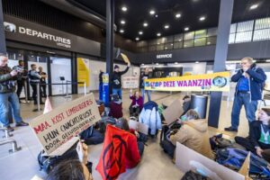 MAASTRICHT - Leden van Extinction Rebellion voeren actie op Maastricht Aachen Airport. De actiegroep wil onder andere dat het vliegveld een klimaatplan maakt voor het terugdringen van de CO2-uitstoot. ANP MARCEL VAN HOORN