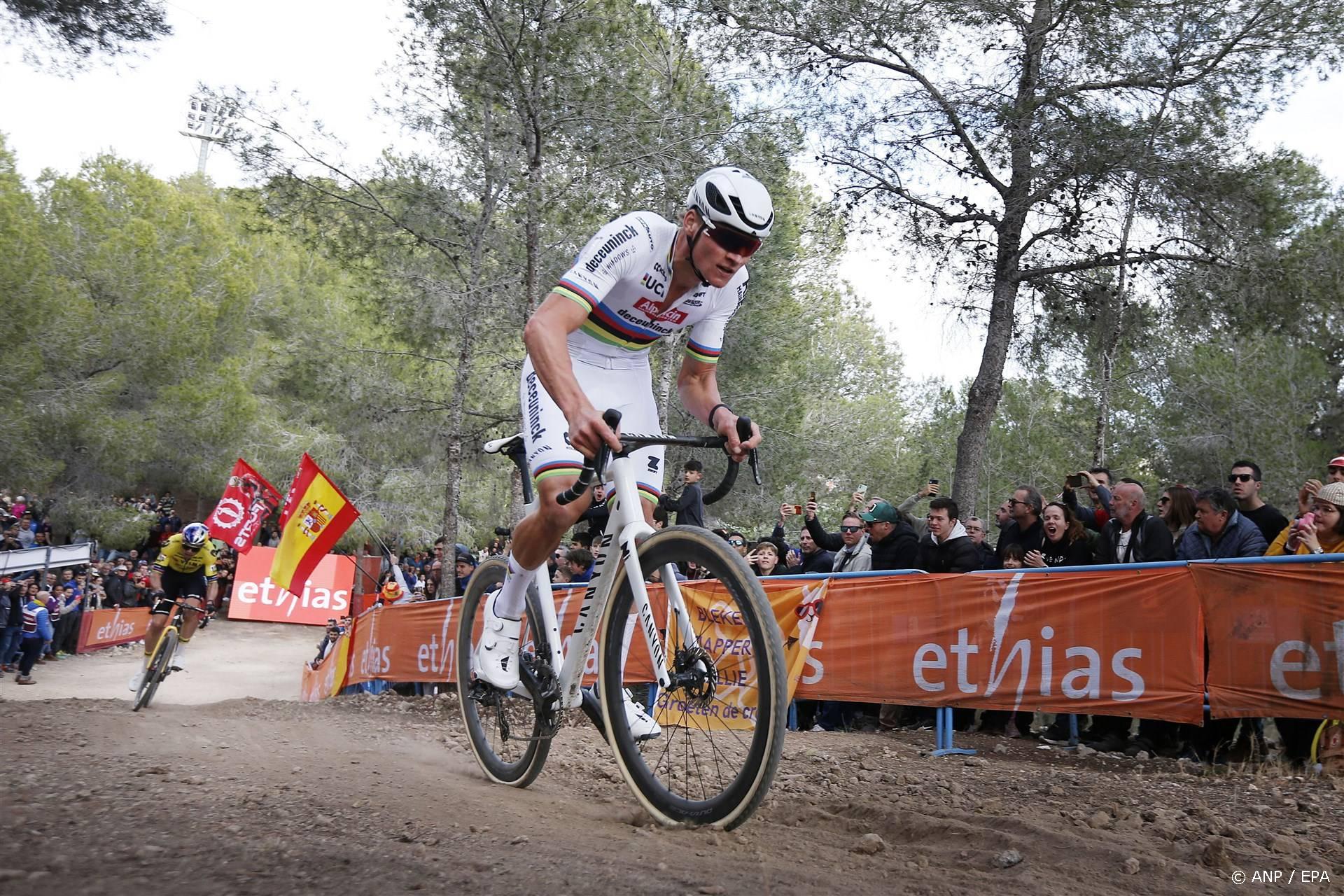 epa11094664 Dutch rider Mathieu Van der Poel in action during the UCI World Cup Benidorm cyclo-cross race held in Benidorm, eastern Spain, 21 January 2024.  EPA/Manuel Lorenzo