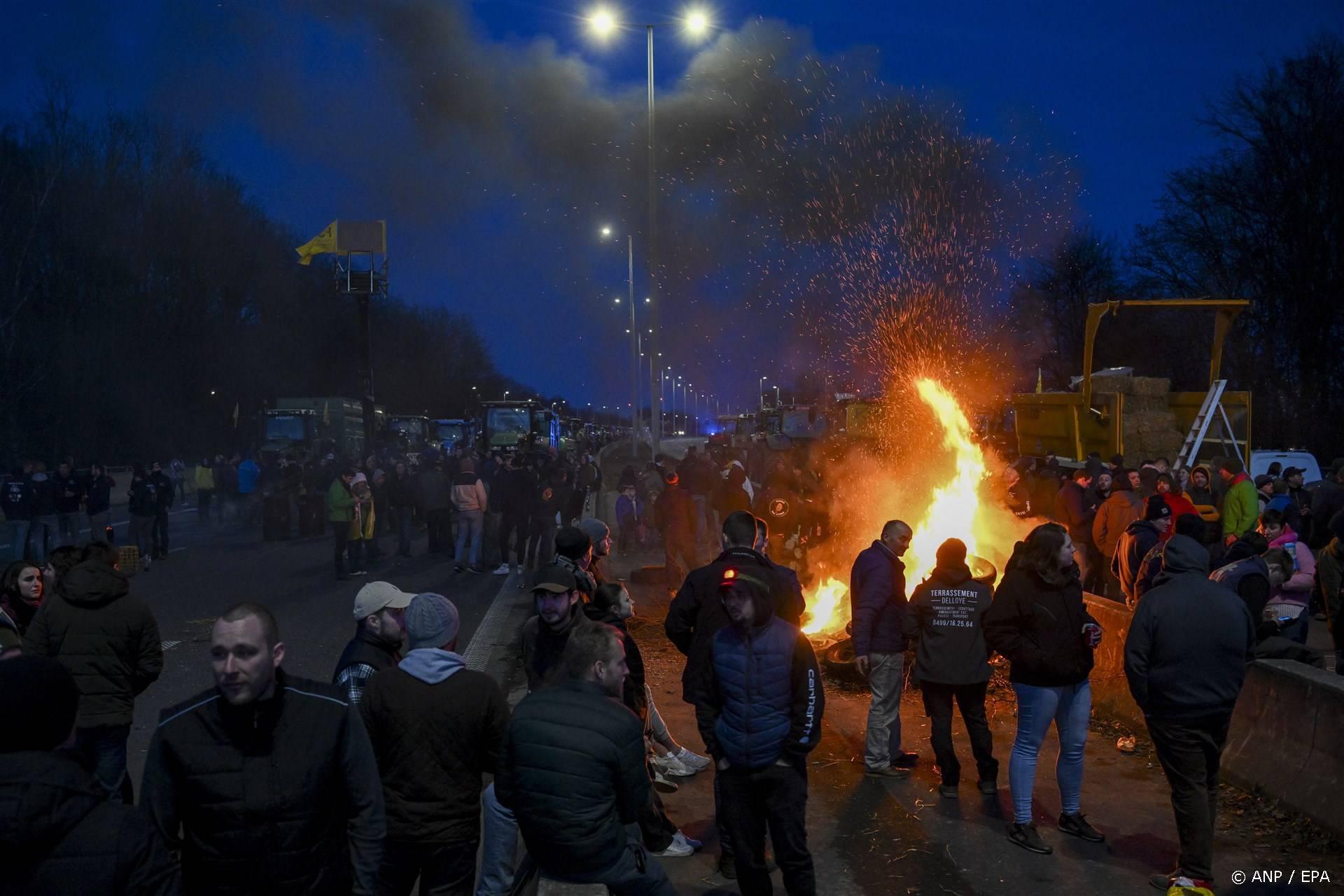 epa11111333 Farmers burn tires as they block the highway near Daussoulx, Belgium, 28 January 2024. The agricultural sector aims to highlight through these actions declining incomes, overly complex legislation, and administrative overload. The discontent among farmers, initially sparked in France, has spilled over into several European countries, including Belgium, particularly in the Walloon region.  EPA/FREDERIC SIERAKOWSKI