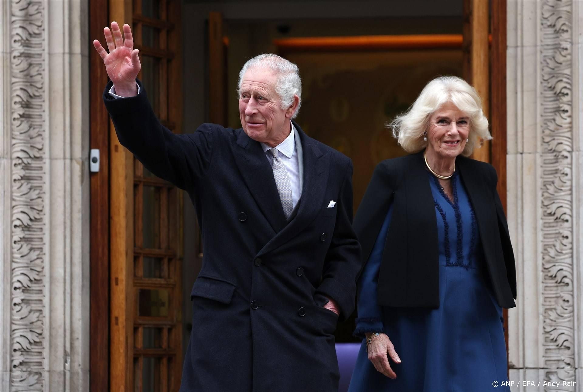epa11112610 Britain's King Charles III (L) departs the London Clinic with Queen Camilla (R) In London, Britain, 29 January 2024. King Charles III left hospital following treatment for an enlarged prostate.  EPA/ANDY RAIN
