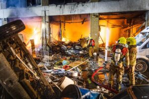 ROTTERDAM - Door een brand in een appartementencomplex aan de Schammenkamp zijn meerdere gewonden gevallen. Bij een garagebox hebben explosies plaatsgevonden en daardoor is een voertuig in brand gevlogen. Dat vuur is vervolgens overgeslagen naar het wooncomplex. ANP JEFFREY GROENEWEG