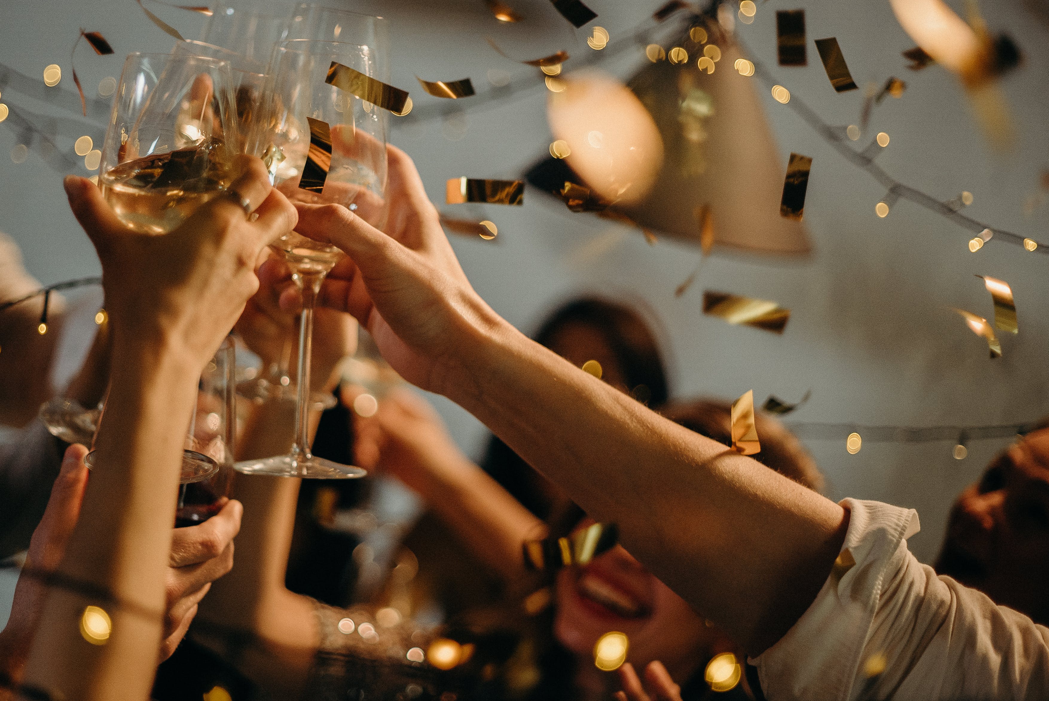Mensen die feest vieren met champagne