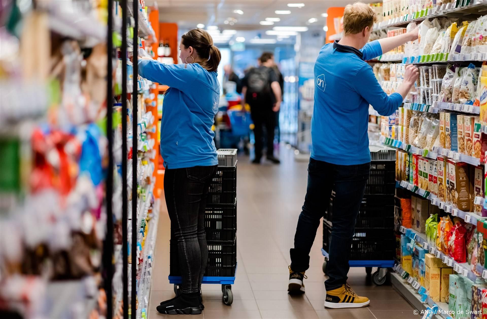 DELFT - Jonge medewerkers van een Albert Heijn-filiaal in Delft aan het werk. Door de coronacrisis moet de supermarkt puzzelen om de roosters rond te krijgen en de schappen te vullen. ANP MARCO DE SWART