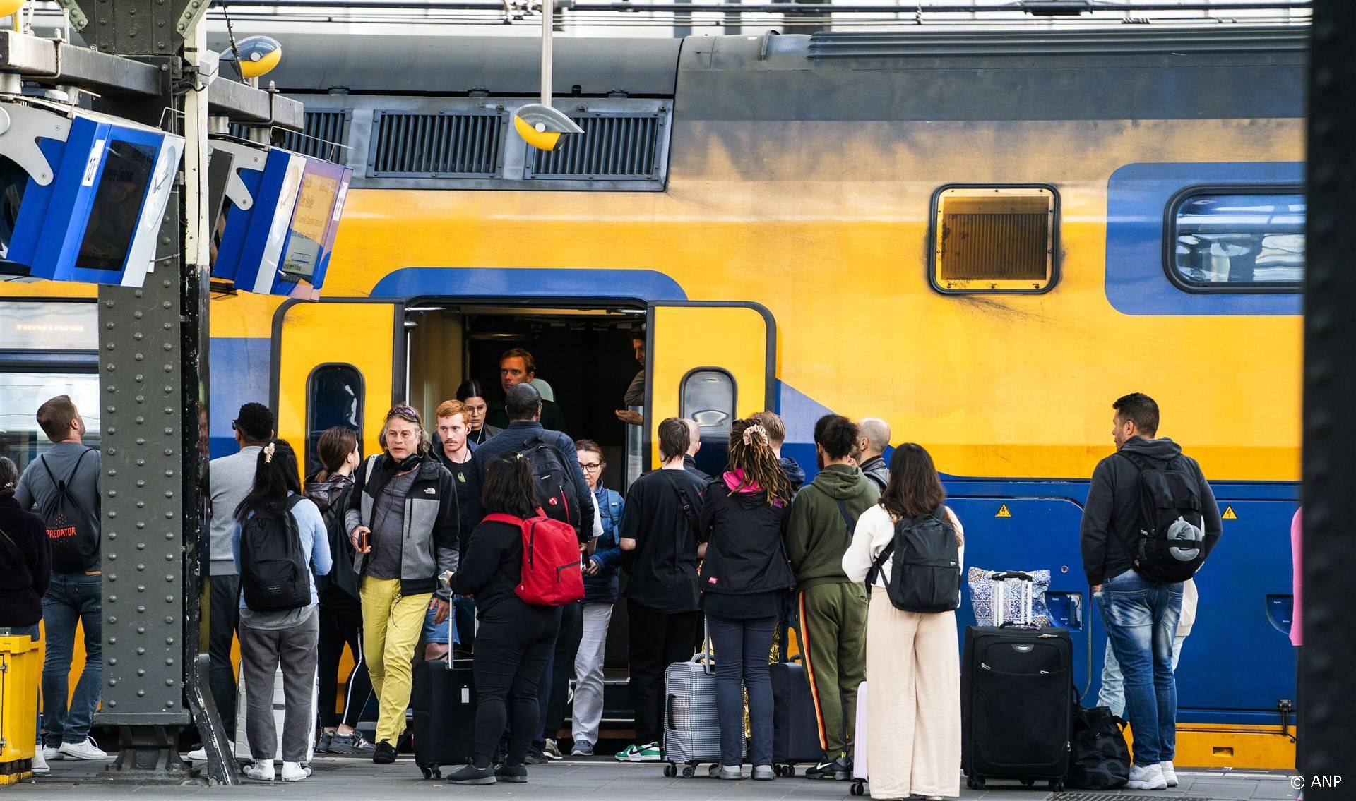 AMSTERDAM - Het treinverkeer komt langzaam op gang op station Amsterdam Centraal. Door een IT-storing was er lange tijd geen treinverkeer mogelijk. ANP JEROEN JUMELET