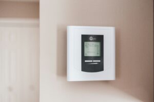 Handige hacks die kunnen helpen om je huis warmer te houden