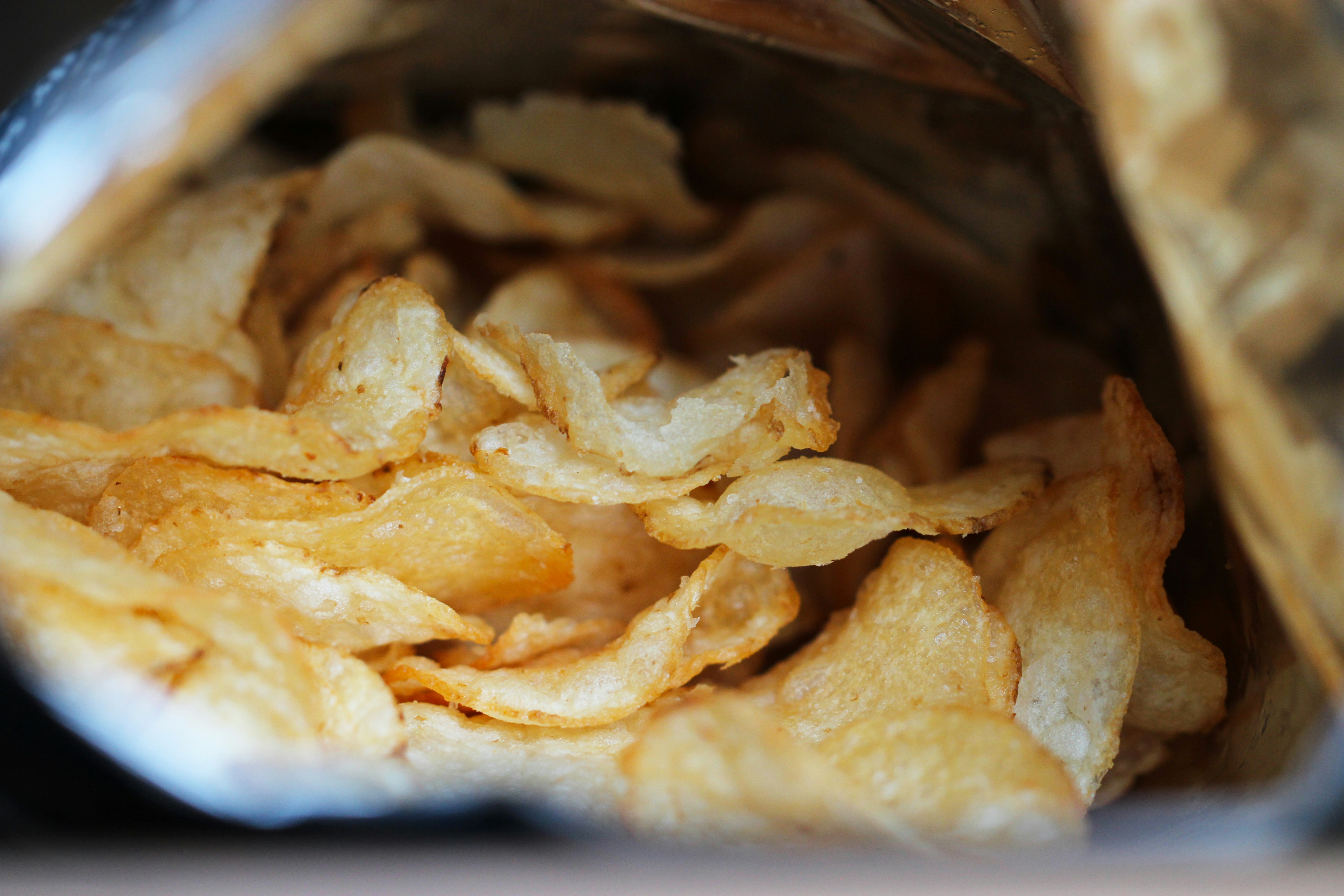 Waarom jij die zak chips na één chipje niet meer weg kunt leggen