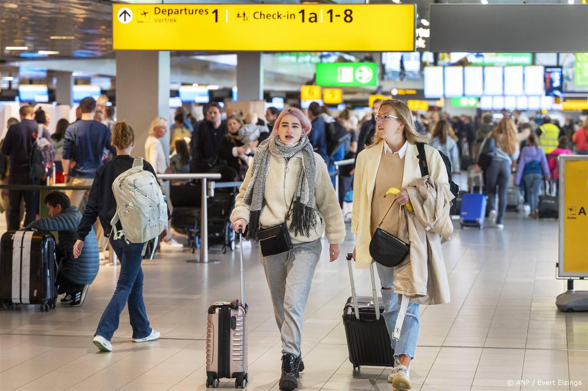 SCHIPHOL - Drukte op Schiphol. Vanwege de herfstvakantie verwacht de luchthaven 2 miljoen reizigers te verwerken. Vooral Istanbul, Londen en Barcelona zijn populaire bestemmingen.ANP EVERT ELZINGA vakantie extreem weer Vakantieplannen van Nederlanders beïnvloed door extreem weer