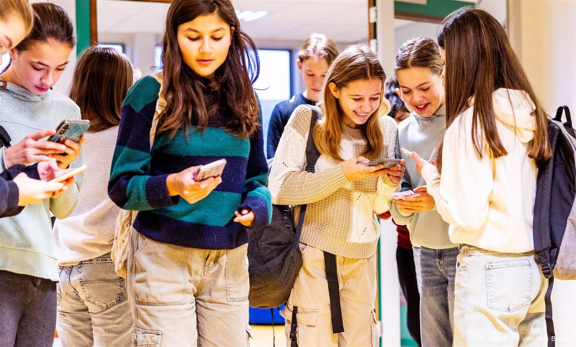 GELDERMALSEN - Leerlingen met mobieltjes op de middelbare school O.R.S. Lek en Linge. Sinds 1 januari 2024 geldt er een landelijk verbod op het gebruik van mobiele telefoons in de klas. ANP IRIS VAN DEN BROEK