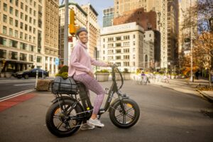 Fatbike, e-bike, elektrische fiets, opgevoerde fiets, wetgeving, maatregelen, verkeer Experts pleiten in Op1: 'Maak een einde aan overlast door fatbikes'