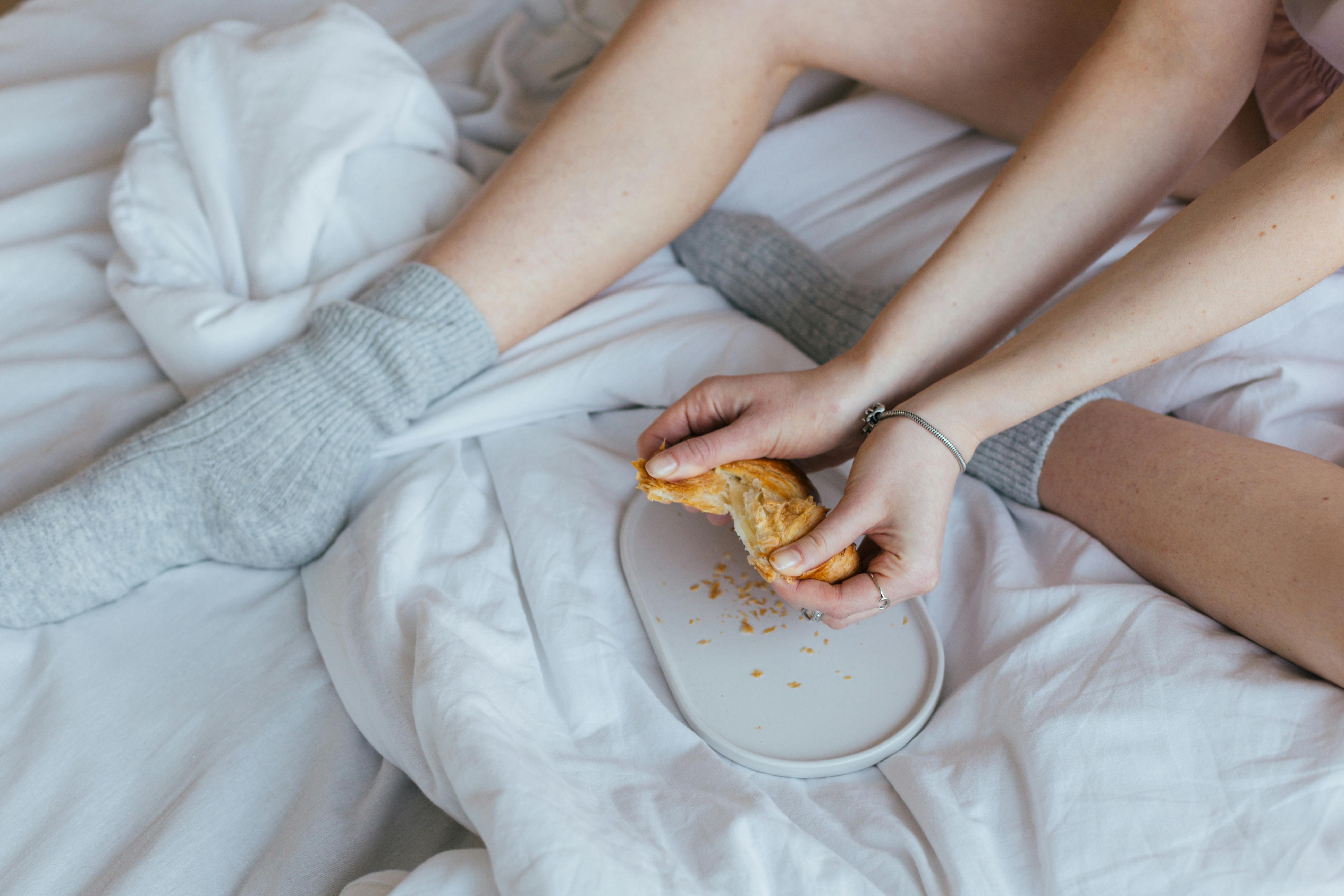 Zó beïnvloedt verschillende voeding je slaap (en zo gebruik je het in je voordeel) Veroorzaakt wat je eet jouw slaapproblemen? Zo gebruik je eten in je voordeel slaapproblemen
