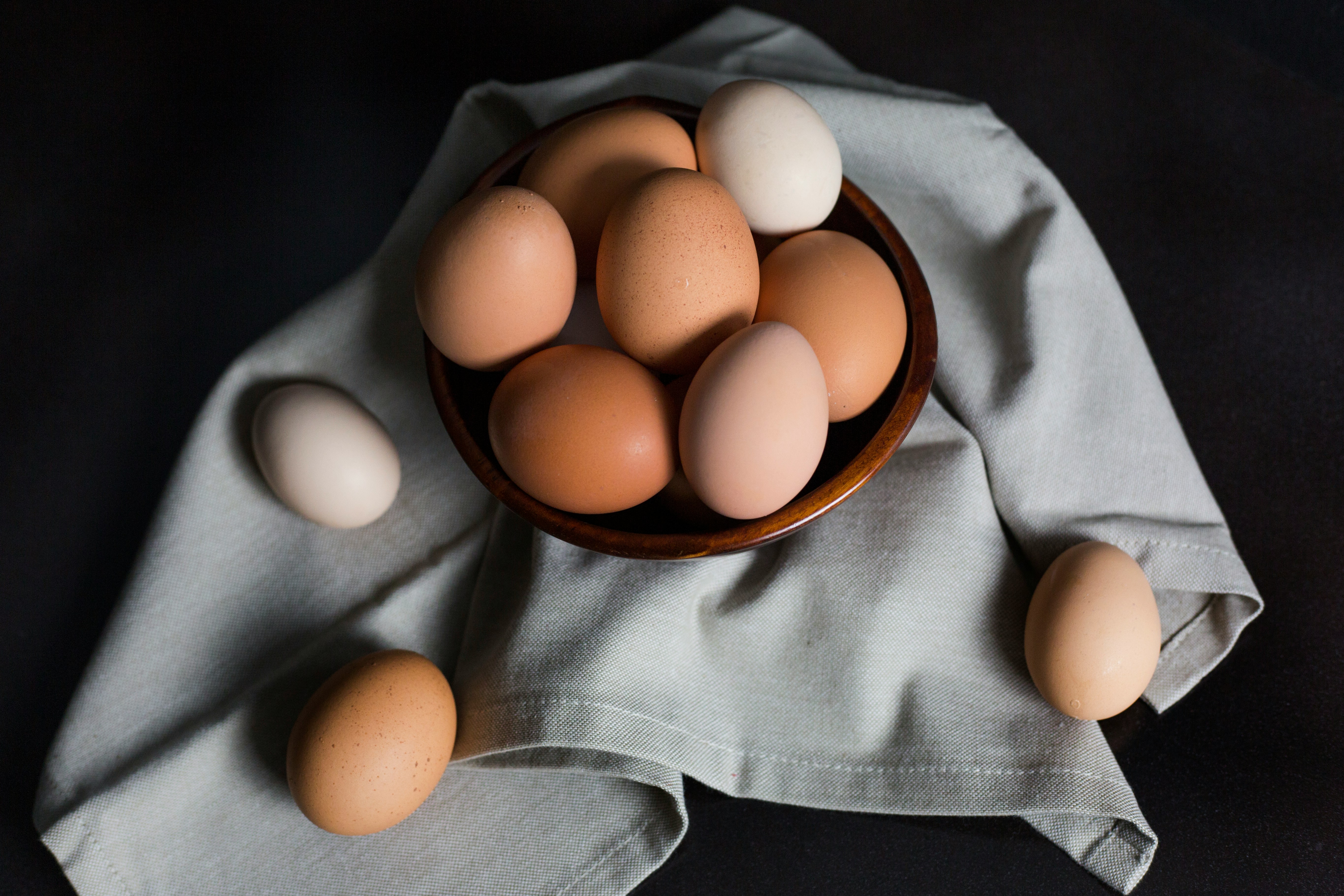 Wat is het verschil tussen witte en bruine eieren en welke kun je het beste kopen?