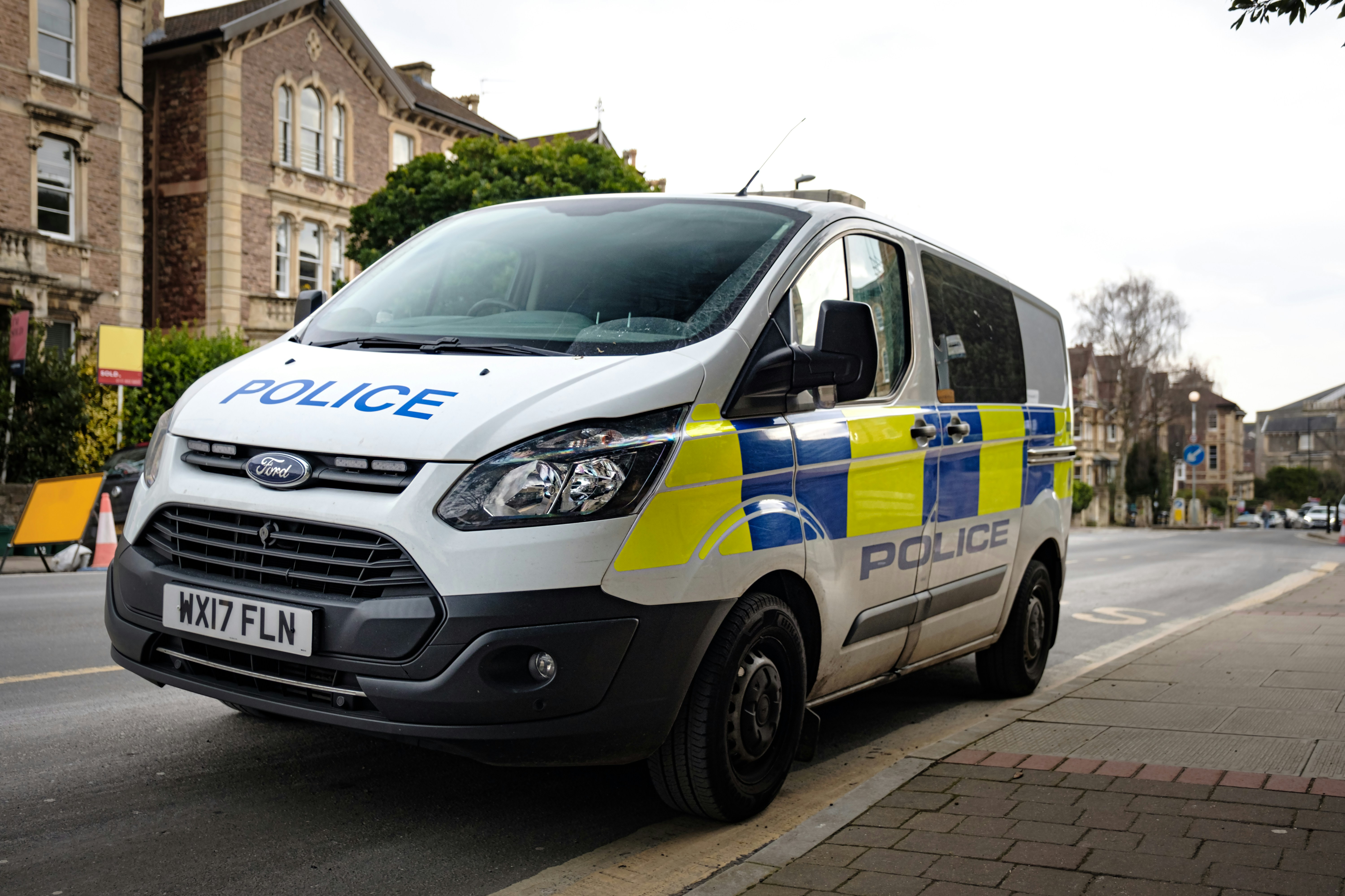Britse politie zoekt gestolen boormachine en stuit op buit die tonnen waard is