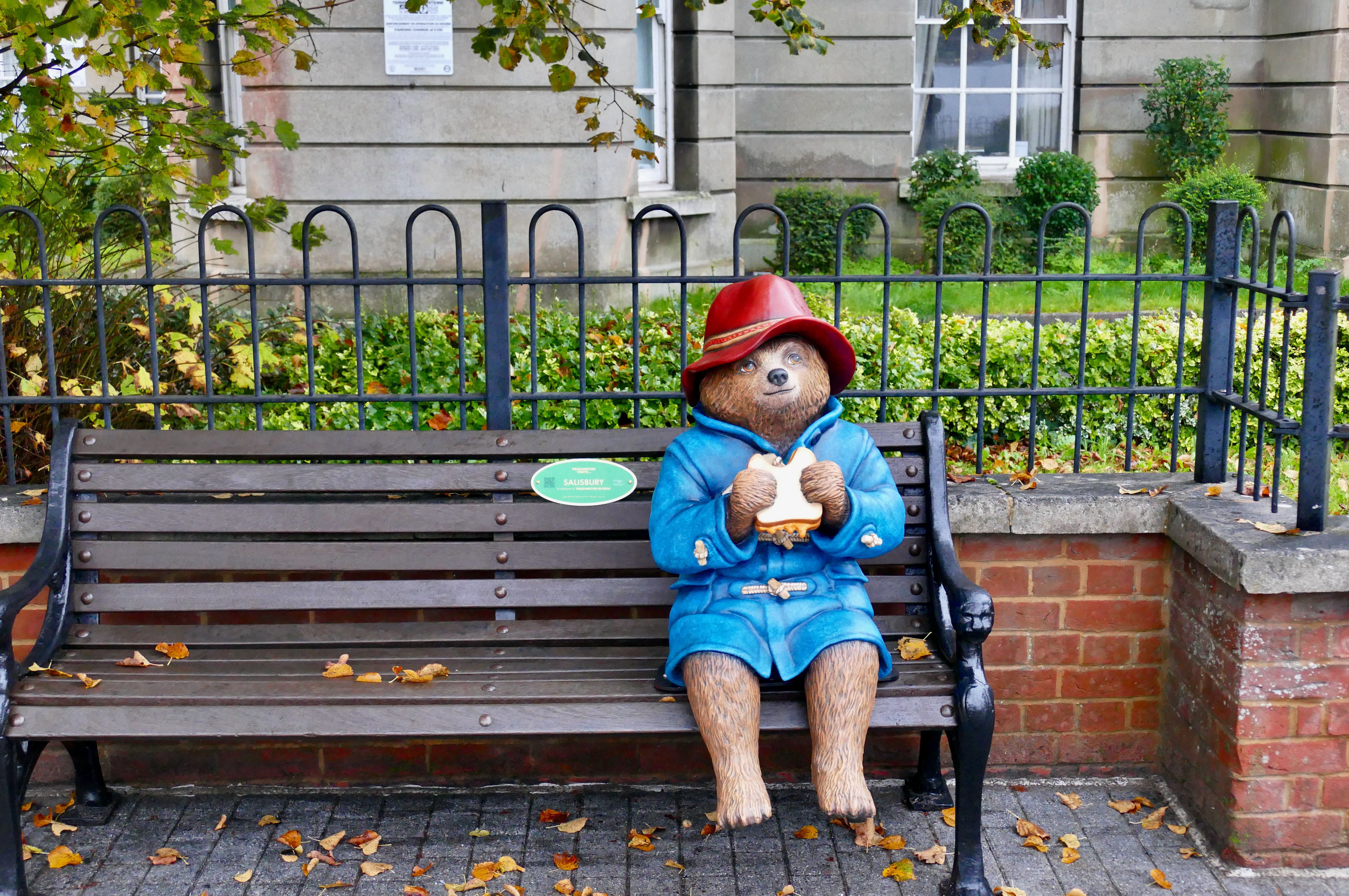 Beertje Paddington krijgt Brits paspoort en is nu officieel staatsburger in Verenigd Koninkrijk