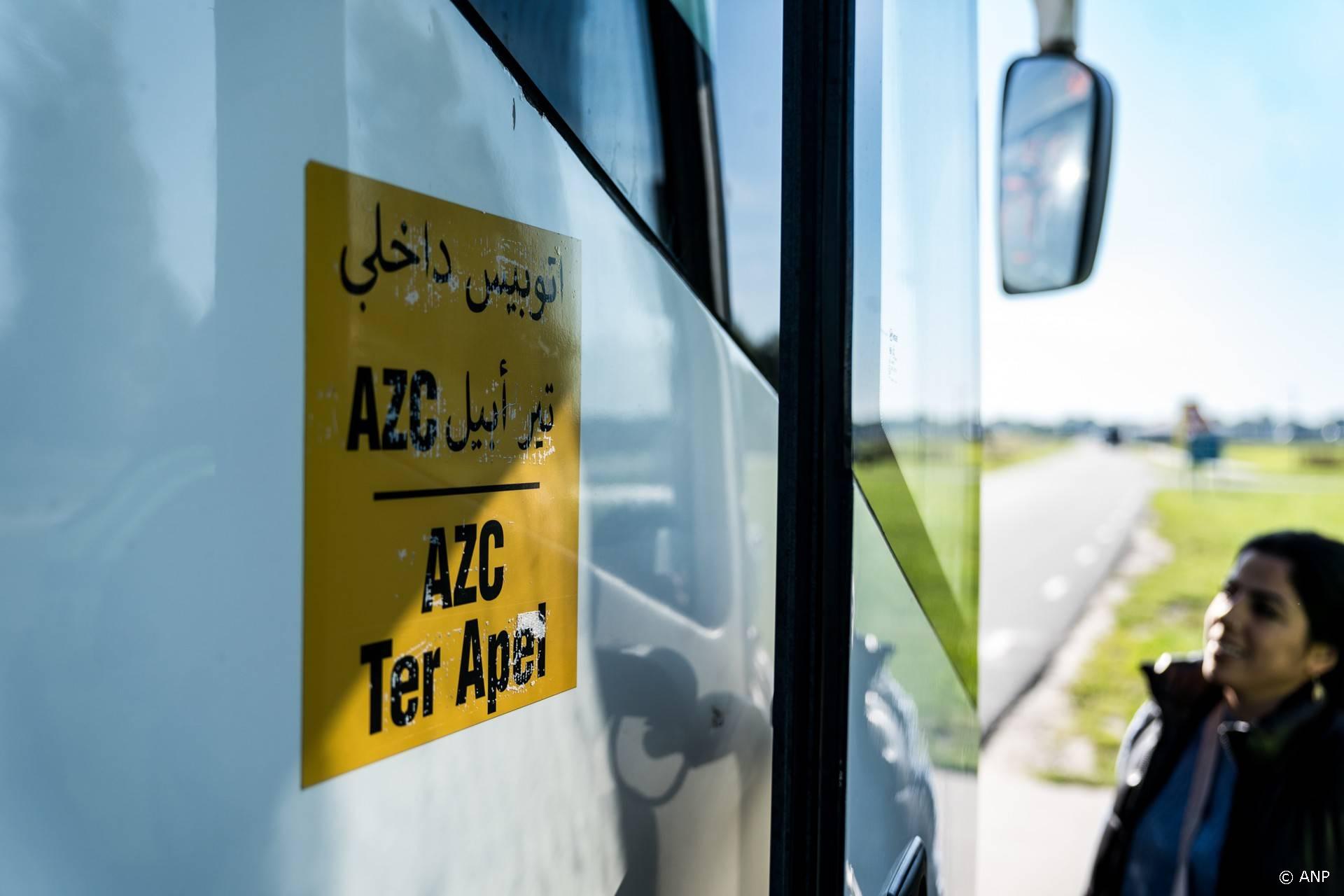 TER APEL - Asielzoekers stappen in een bus bij het aanmeldcentrum van het COA. De drukte in Ter Apel is afgenomen, doordat asielzoekers naar andere locaties zijn gebracht. Eerder werd elf dagen op rij het maximumaantal van 2000 overschreden. ANP SIESE VEENSTRA