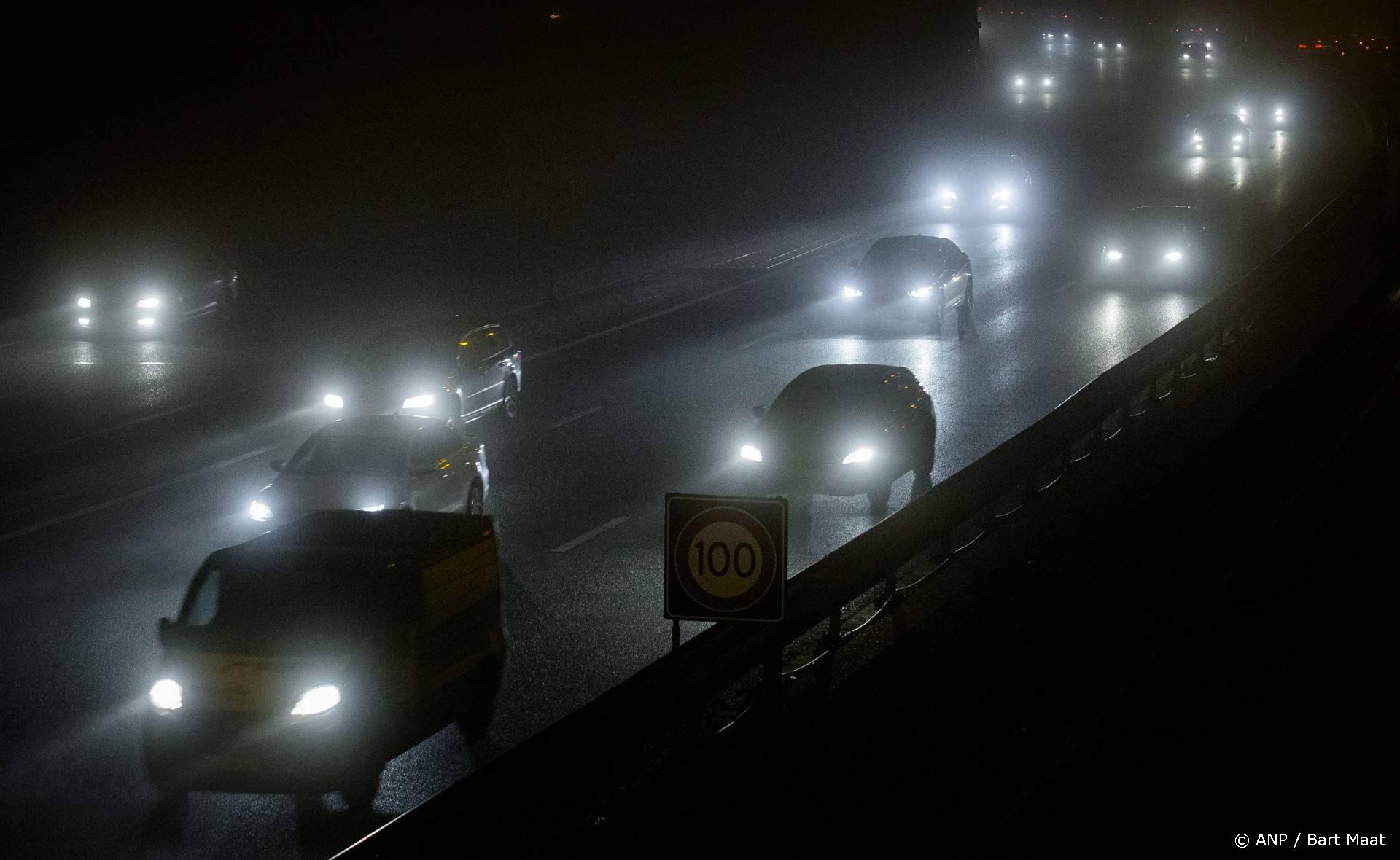 APELDOORN - Auto's rijden in de avondspits op de A12 door een dikke laag mist naar huis. ANP BART MAAT