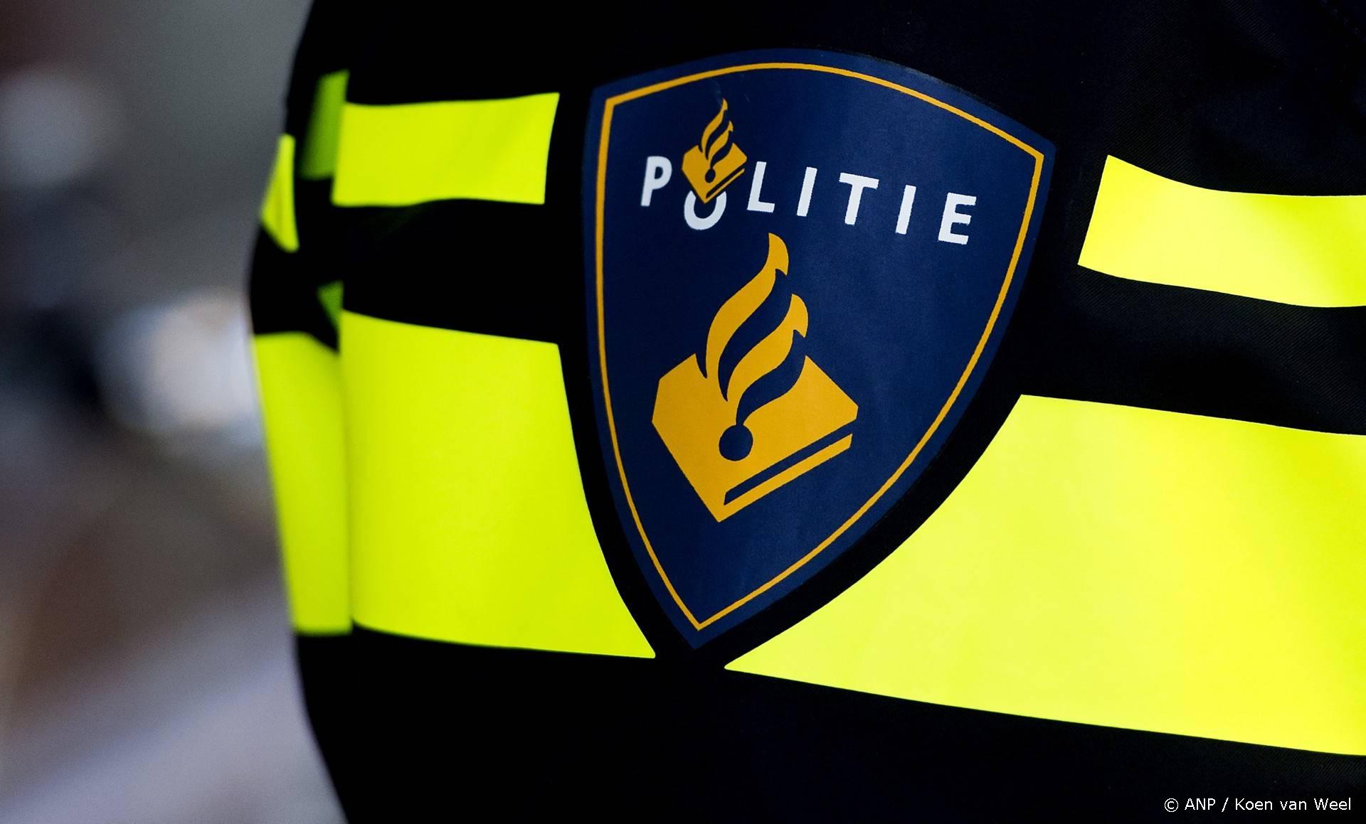 GRONINGEN - Politielogo op het operationeel uniform van een agent. Politie, politieagent. ANP KOEN VAN WEEL