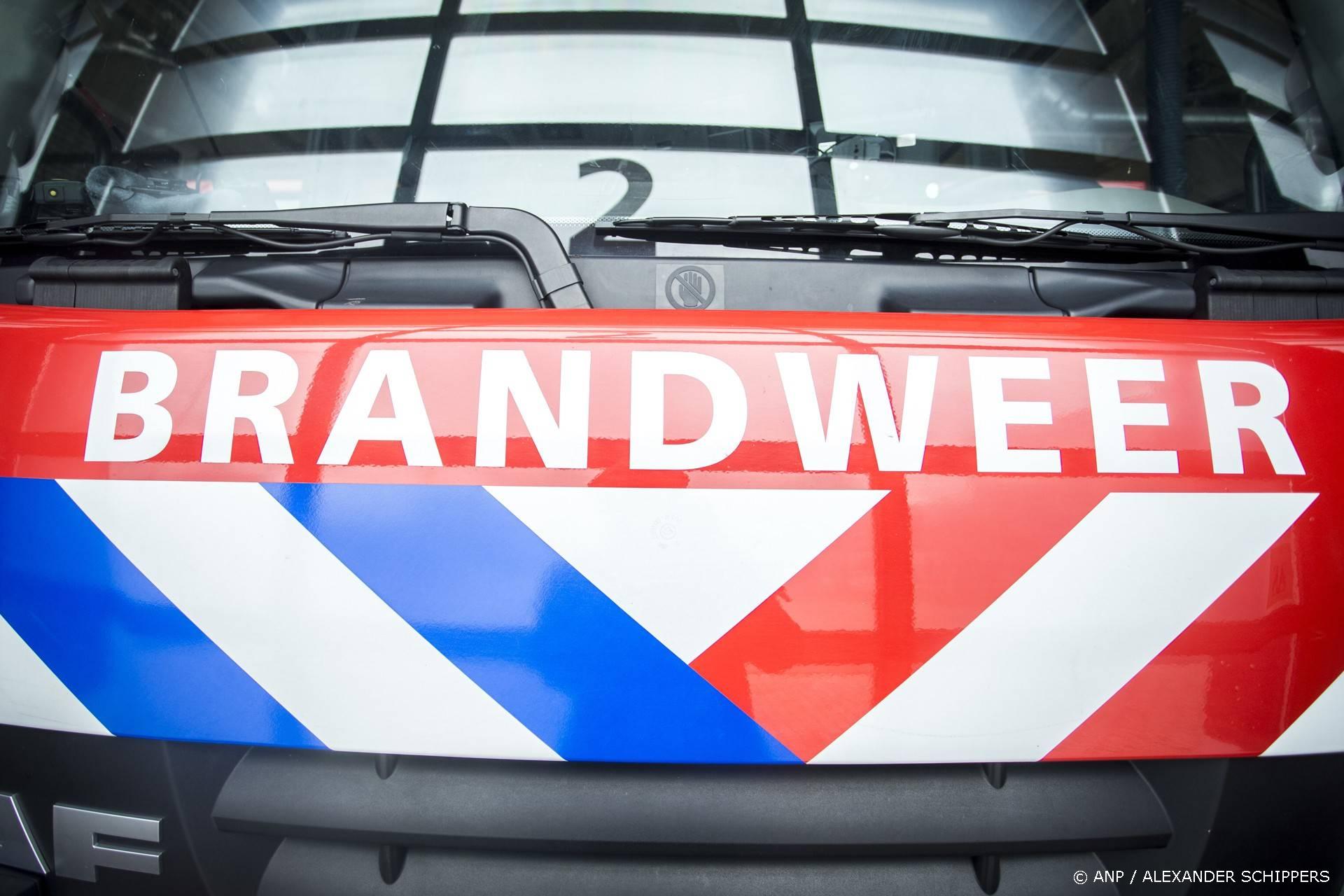DEN HAAG - Brandweerwagen in een kazerne. De brandweer rukt alleen uit in spoedgevallen. De actie is gericht tegen een plan van de werkgevers om de pensioenleeftijd te verhogen naar 60 jaar. ANP ALEXANDER SCHIPPERS