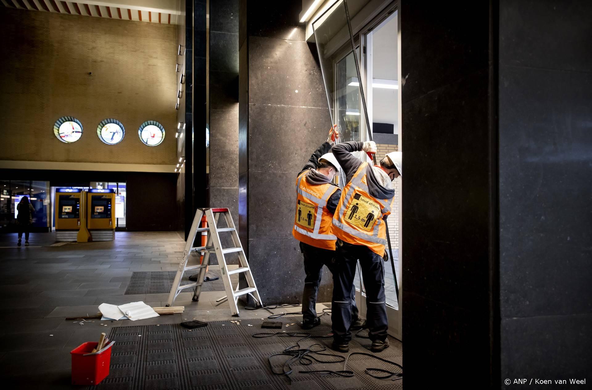 EINDHOVEN - In station Eindhoven Centraal wordt het gesneuvelde glas vervangen. Bij de rellen die uitbraken tijdens een demonstratie tegen de coronamaatregelen werd onder meer het station zwaar vernield. ANP KOEN VAN WEEL
