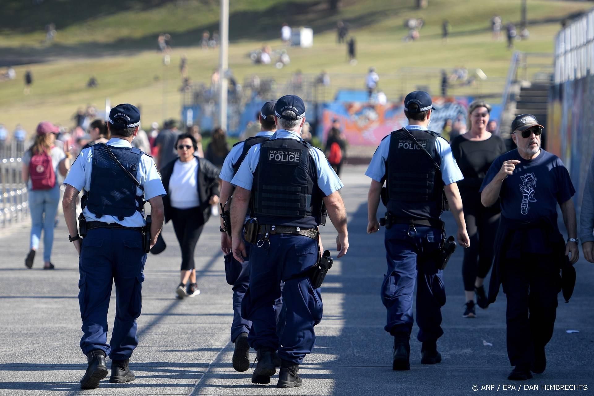 epa09413099 Police are seen patrolling Bondi Beach in Sydney, New South Wales, Australia, 14 August 2021. Greater Sydney and surrounding regions are in lockdown until at least 28 August and the New South Wales Hunter will be locked down for a week as health authorities battle to contain an outbreak of the virulent Delta strain. EPA/DAN HIMBRECHTS AUSTRALIA AND NEW ZEALAND OUT