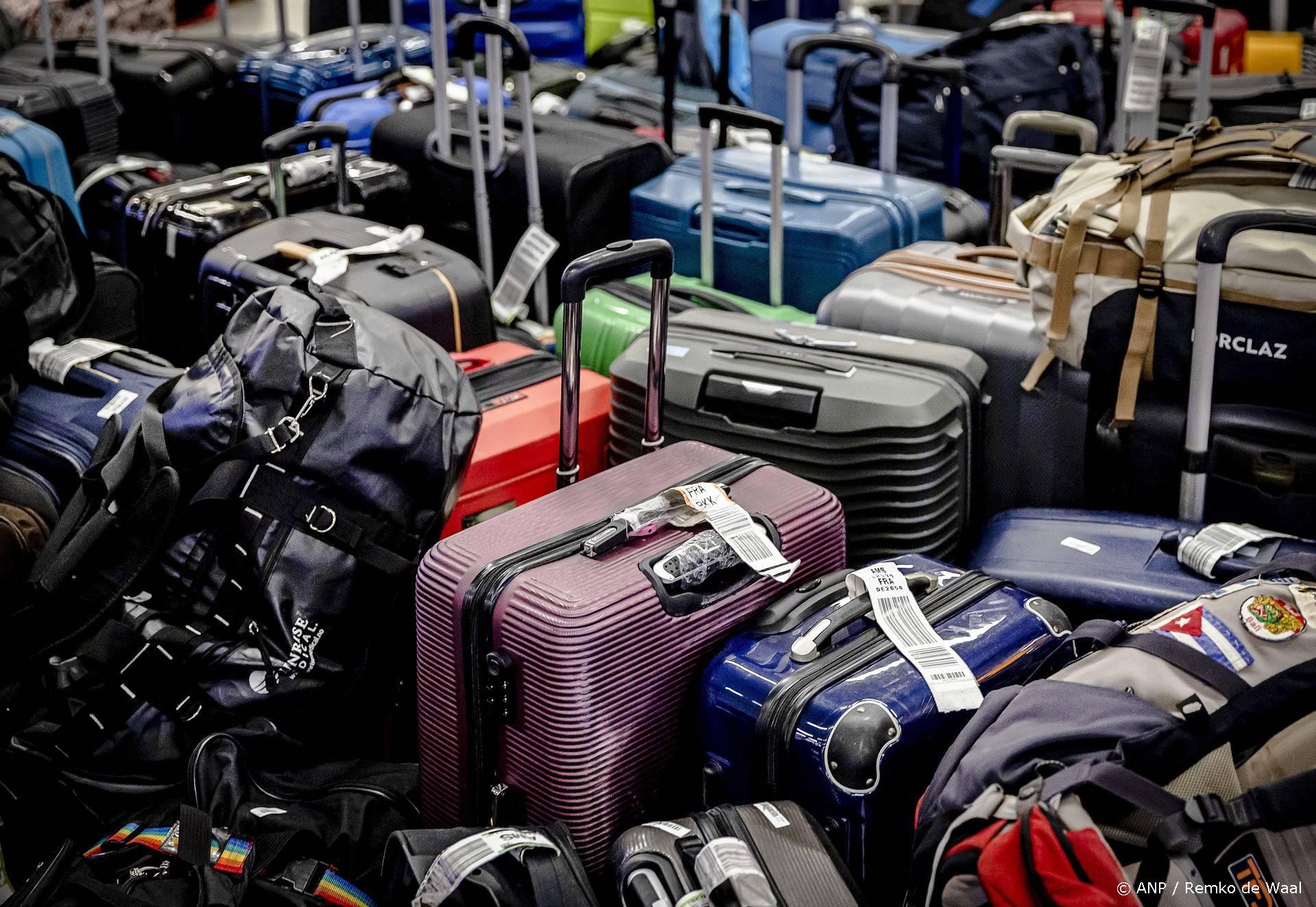 SCHIPHOL - Koffers bij de bagagebanden op luchthaven Schiphol. Door personeelstekorten, drukte en veel gemiste vluchten zijn er al langer problemen met bagage op Schiphol, met duizenden verweesde koffers als resultaat. ANP REMKO DE WAAL