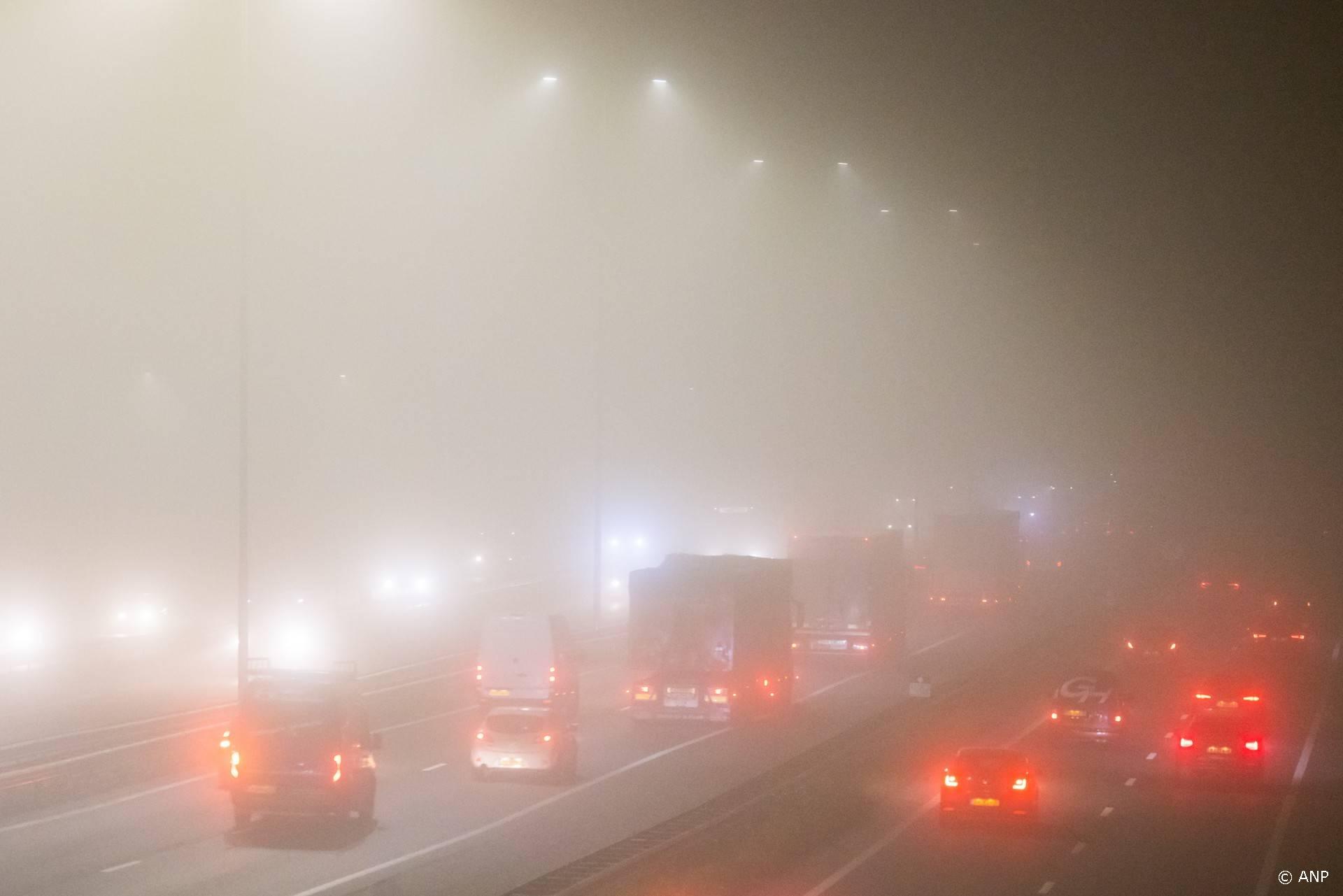 HEINENOORD - Verkeer onderweg in de mist. In het hele land geldt code geel om gladheid of dichte mist, of allebei. ANP JEFFREY GROENEWEG