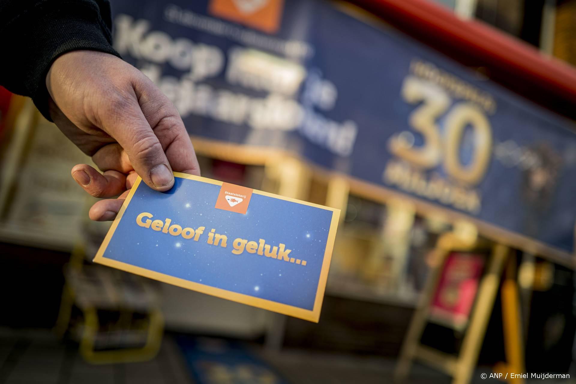 ILLUSTRATIE - Klanten van een sigarenwinkel kopen een oudejaarslot daags voor oudjaarsdag. Inwoners van Enschede bereiden zich voor op de jaarwisseling. ANP EMIEL MUIJDERMAN